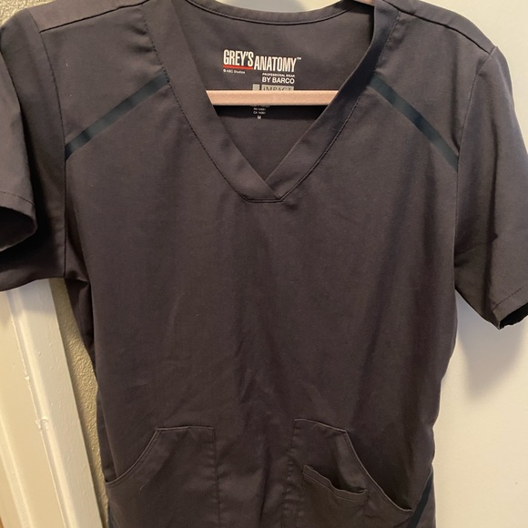 Greys Anatomy Scrub SET in Gray - Picture 3 of 10